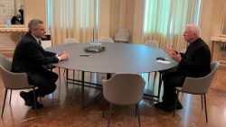 Putin hat einen längeren Tisch: Erzbischof Franz Lackner (rechts), Vorsitzender der Bischofskonferenz, und Bundeskanzler Karl Nehammer (links). Copyright: Paul Wuthe/Kathpress