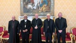 No centro, o cardeal secretário de Estado Pietro Parolin, com a presidência do Celam (Vatican Media)