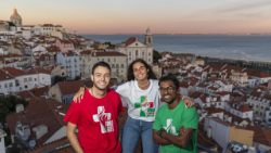 Des jeunes participant aux préparatifs des JMJ à Lisbonne (Portugal)