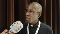 Le Père Édouard Adé président de l’Université Catholique d’Afrique de l’Ouest (UCAO), unité universitaire de Bobo Dioulasso, au Burkina Faso ; au cours du symposium sur la théologie fondamentale du sacerdoce (février 2022)