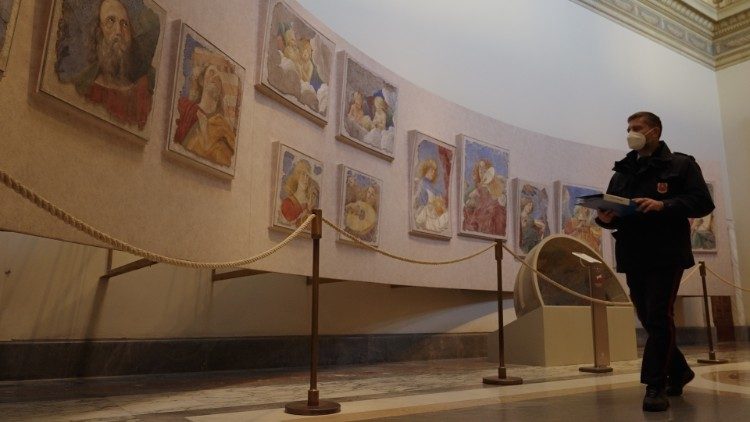Un guardián controla una sala de la Pinacoteca