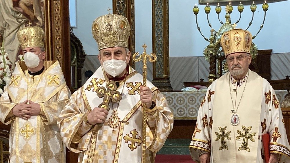 Slávnosť 30 rokov biskupskej služby Mons. Milana Chautura (v strede), vpravo Mons. Giorgio Demetrio Gallaro (Michalovce, 26. feb. 2022) - Foto: TSKE