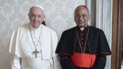 Le Pape François, à l'issue de l'audience avec le cardinal sri lankais Albert Malcolm Ranjith, au Vatican, le 25 avril 2022.