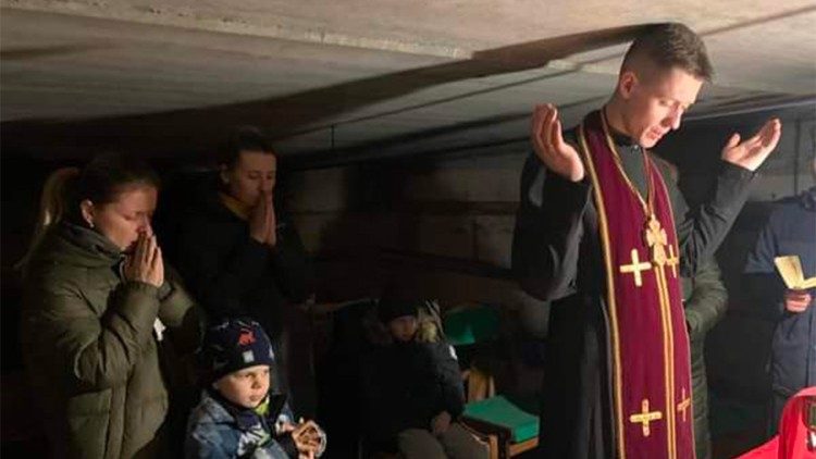 Linh mục Ucraina cử hành phụng vụ trong hầm trú ẩn