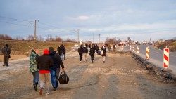 Ucraini lasciano a piedi il loro paese