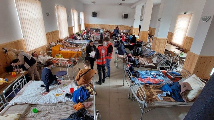 La Caritas Hongrie apporte des biens de première nécessité aux déplacés et réfugiés ukrainiens.