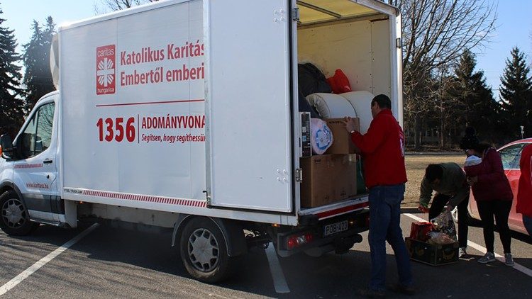 Caritas Hungary chở hàng viện trợ cho Ucraina
