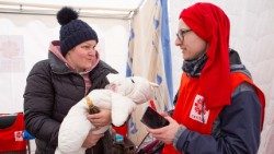 Miembros de Caritas Polonia ayudan a las personas que vienen huyendo de la guerra en Ucrania