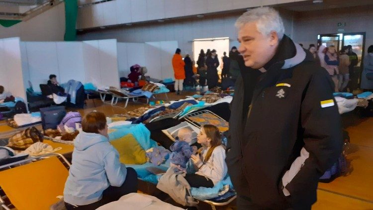 Kardinali Krajewski viziton refugjatë ukrainas në Korczowa të Polonisë