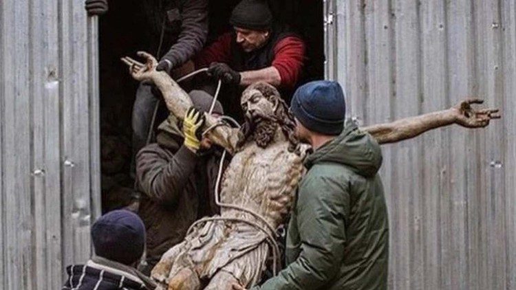 Vì chiến tranh, tượng Chúa Cứu Thế ở Nhà thờ Chính toà Lviv phải di chuyển