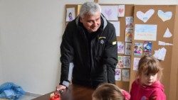 Le cardinal Krajewski rencontre des enfants ukrainiens accueillis par des religieuses en Pologne - 8 mars 2022