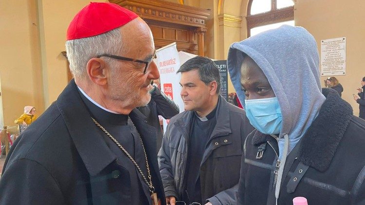 Cardinal Czerny speaks with a young man who escaped from the war in Ukraine
