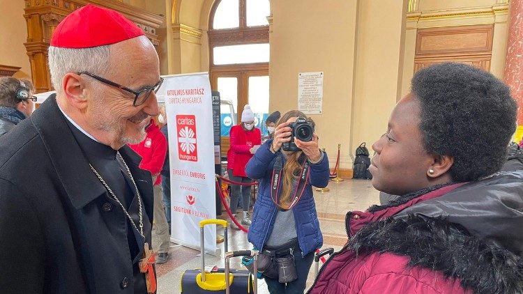 Cardinal Czerny speaks with a refugee from Ukraine