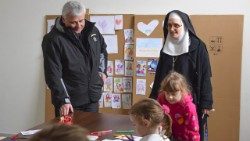 Kardinal Krajewski in der Ukraine, hier in einem kirchlichen Kindergarten