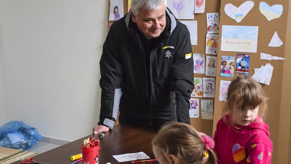 Krajewski visita una escuela en una de las siete misiones que cumplió en Ucrania a nombre del Papa