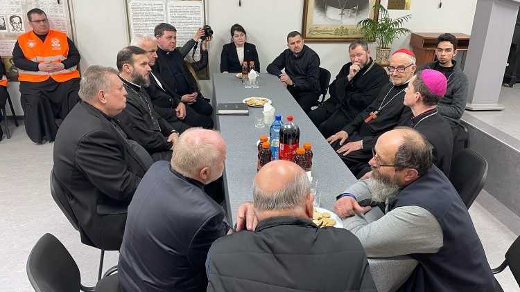 Beregov, zástupci různých konfesí vyprávějí kardinálovi o společné práci pro uprchlíky.