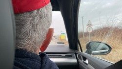 Kardinal Czerny bei der Fahrt über die ungarisch-ukrainische Grenze