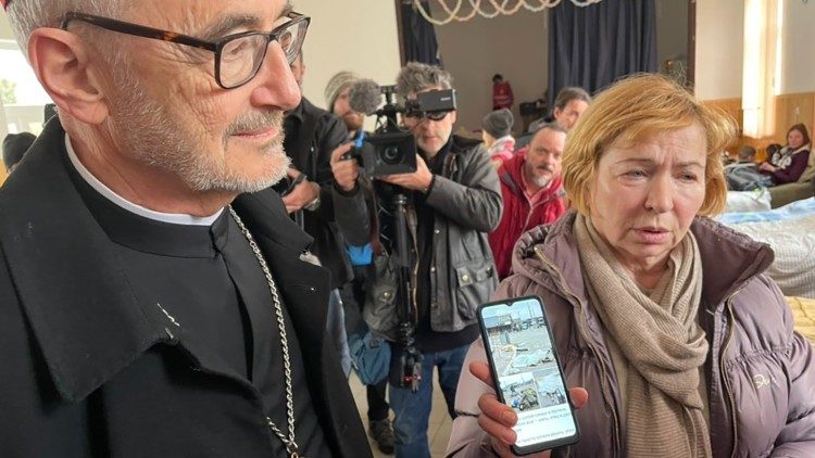 Žena z Kyjeva ukazuje kardinálovi hrůzy války na mobilním telefonu