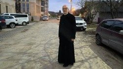 O cardeal Michael Czerny em Beregove na Ucrânia