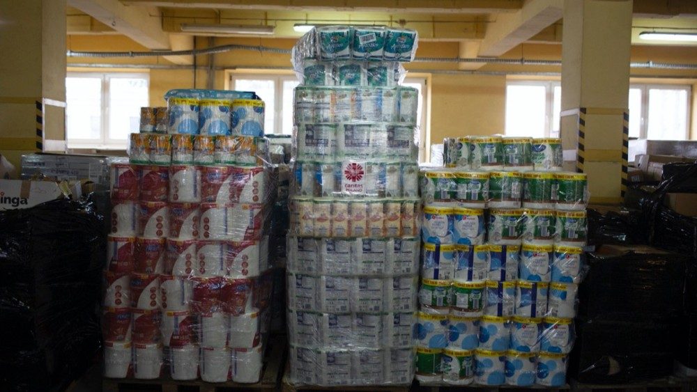 Toneladas de alimentos, medicamentos e insumos sanitarios cruzan a diario desde Polonia hacia Ucrania llevando lo recolectado por Caritas.