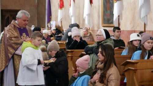 Le cardinal Krajewski a rencontré en Ukraine foi et souffrance