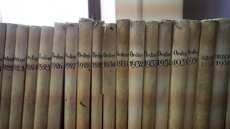 Congregazione Vita Consacrata - antichi volumi custoditi nell'archivio