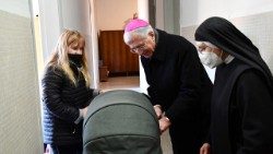 Monsignor Renato Boccardo ha incontrato a Cascia i 10 ucraini accolti dalle monache agostiniane