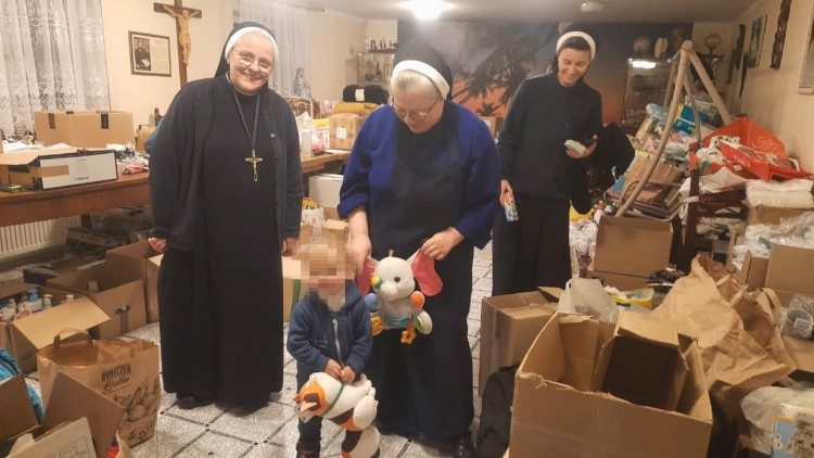 Polish nuns distribute toys to Ukrainian children fleeing war