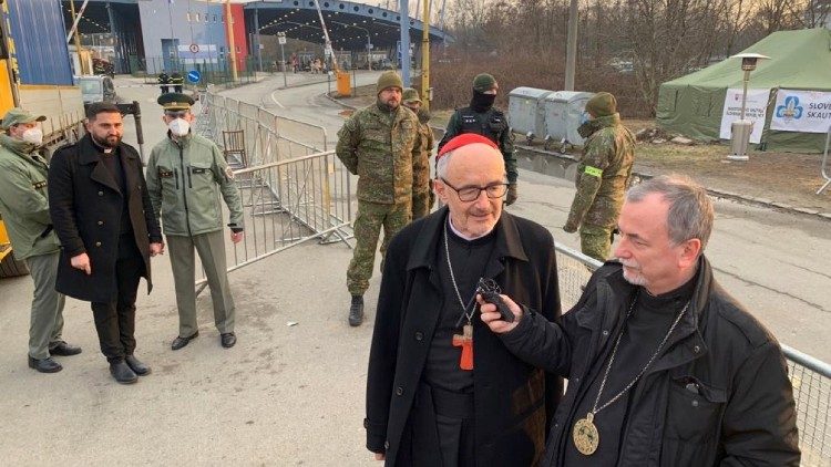 Kardinál Michael Czerny na hraničnom priechode Vyšné Nemecké v sprievode arcib. Cyrila Vasiľa (16. marca 2022)