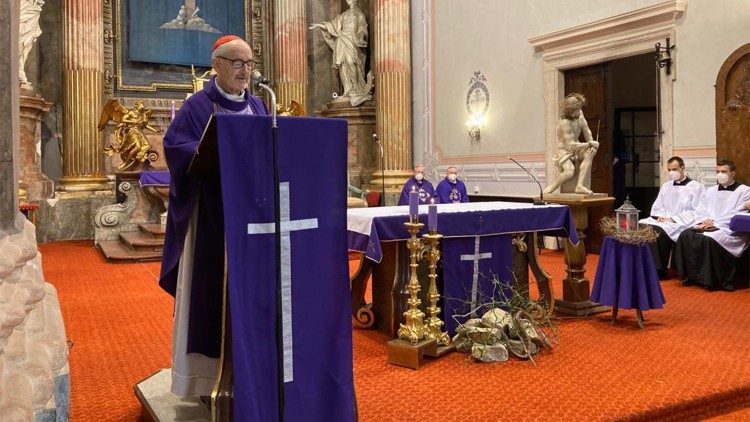 Kardinál Czerny SJ počas svätej omše v Bratislave