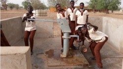 Crianças de Burkina Faso utilizando um dos poços construídos pela Associação