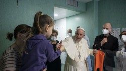 Francisco, em março deste ano, ao visitar as crianças ucranianas internadas no Bambino Gesù