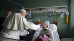 Il Papa benedice una paziente ucraina durante la sua visita all'Ospedale Bambino Gesù (19 marzo 2022)