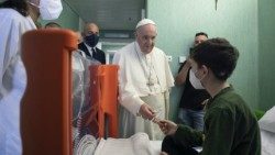 Popiežius Pranciškus „Kūdikėlio Jėzaus“ ligoninėje, kuri priėmė ir Ukrainoje sužeistus vaikus