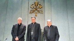 Os três relatores na coletiva de apresentação da Constituição Apostólica 'Praedicate Evangelium'. Da esquerda: pe. Ghirlanda, dom Mellino e o cardeal Semeraro