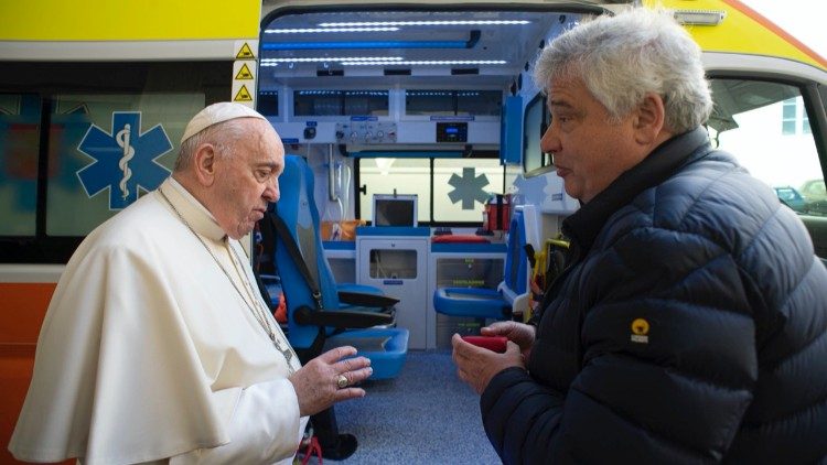 Pranciškus ir K. Krajewskis prie popiežiaus Ukrainai padovanotos greitosios pagalbos mašinos