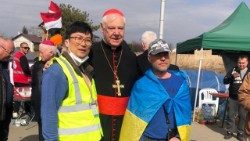 Kardinal Müller besuchte schon mehrfach von Polen aus die Grenze zur Ukraine