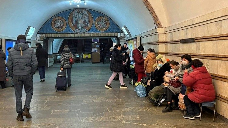 Người dân Ucraina trú ẩn dưới các nhà ga tàu điện ngầm khi chiến tranh bùng nổ