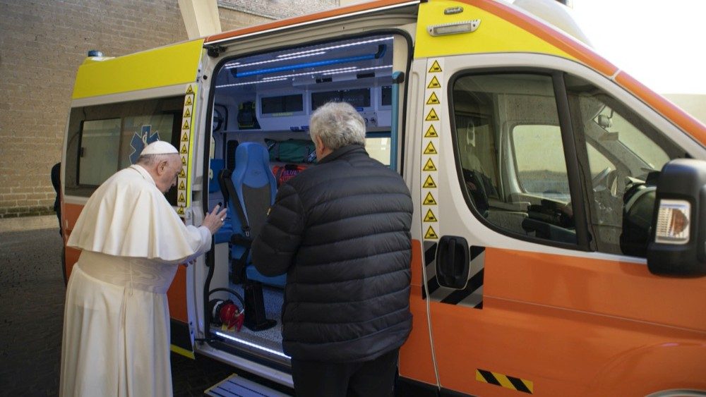 El Papa bendice una ambulancia llevada por el limosneros pontificio a Ucrania el 26 de marzo de 2022.