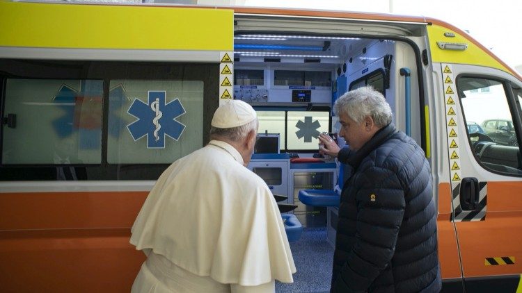 O Papa Francisco e o Cardeal Krajewski com a ambulância destinada a Lviv