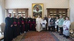 Papa Francisc primind un grup de nativi Inuit și de episcopi din Canada.