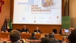 Lionel Zinsou (à gauche), lors du congrès « Éduquer à la démocratie dans un monde fragmenté » à l’université Lumsa, à Rome (mars 2022).