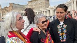 Kanadische Indigene eine Woche lang im Vatikan
