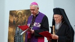 O Patriarca Bartolomeu com o Arcebispo Stanislaw Gadecki encontram refugiados ucranianos