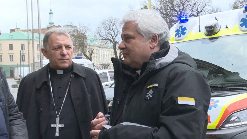 Kardinál Krajewski odovzdáva dar pápeža mestu Ľvov