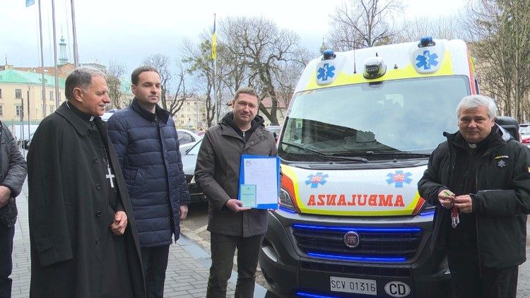 Le cardinal Krajewski remet le véhicule médicalisé aux autorités de Lviv, ce mardi 29 mars 2022.