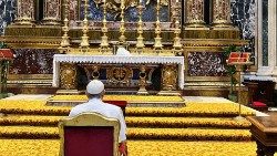 Il Papa in preghiera a Santa Maria Maggiore