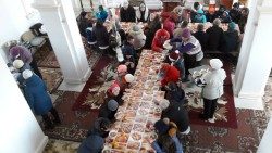 Le repas est servi pour les plus nécessiteux dans l'église de Beryslav, en Ukraine 