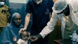 Medici specializzati volontari di Emergenza Sorrisi e un piccolo paziente   (VALENTINA TAMBORRA)