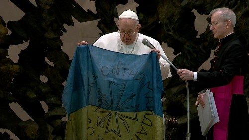 Franziskus im April letzten Jahres mit einer ukrainischen Fahne aus Butscha